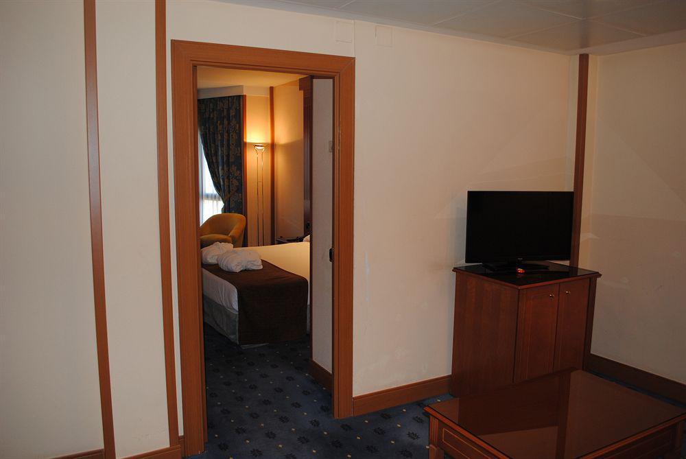 Hotel Los Bracos Logroño Esterno foto
